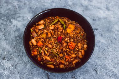 Tatlı patatesli vegan kinoa risotto ve baharatlı domates soslu yeşil fasulye, sağlıklı bitki temelli yemek tarifleri.