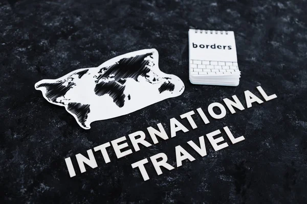 Världskarta Med International Travel Text Och Borders Meddelande Anteckningsblock Begreppet — Stockfoto