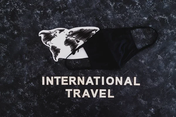 Uluslararası Seyahat Metni Yüz Maskesi Olan Dünya Haritası Covid Küresel — Stok fotoğraf
