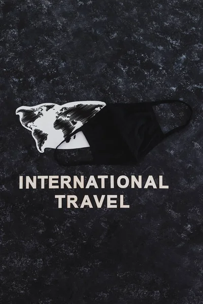 Uluslararası Seyahat Metni Yüz Maskesi Olan Dünya Haritası Covid Küresel — Stok fotoğraf