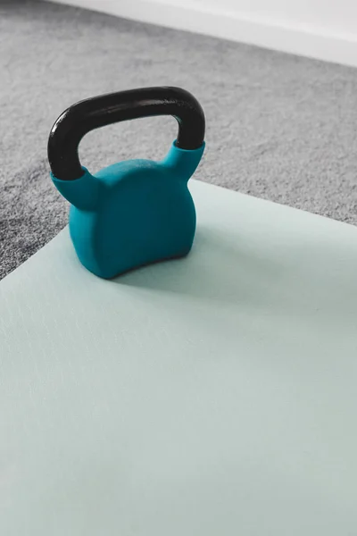 Siłownia Domowa Mieszanymi Przedmiotami Fitness Tym Matą Jogi Kettlebell Subtelnymi — Zdjęcie stockowe