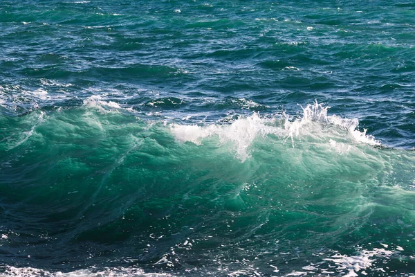 Onda Oceânica Azul Turquesa Profunda Com Salpicos Ondulação Rasgada Com — Fotografia de Stock