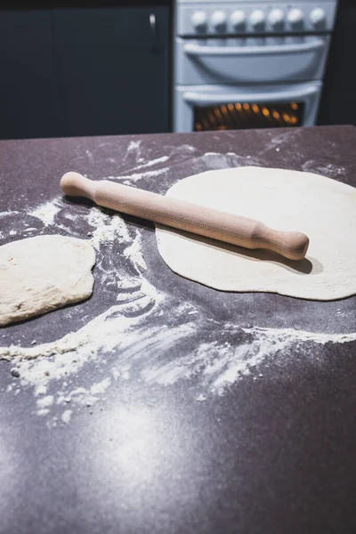 Ciasto Pizzy Toczy Się Kuchennym Benchtop Piekarnikiem Tle Koncepcja Prostych — Zdjęcie stockowe