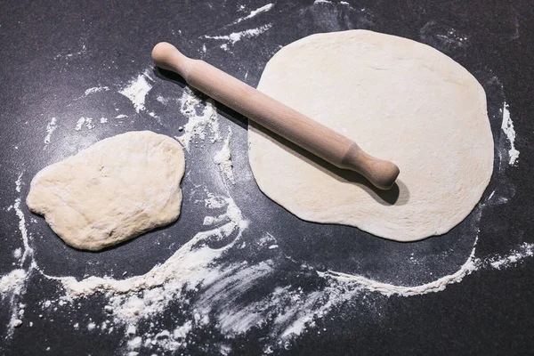 Ciasto Pizzy Toczy Się Kuchennym Benchtop Piekarnikiem Tle Koncepcja Prostych — Zdjęcie stockowe