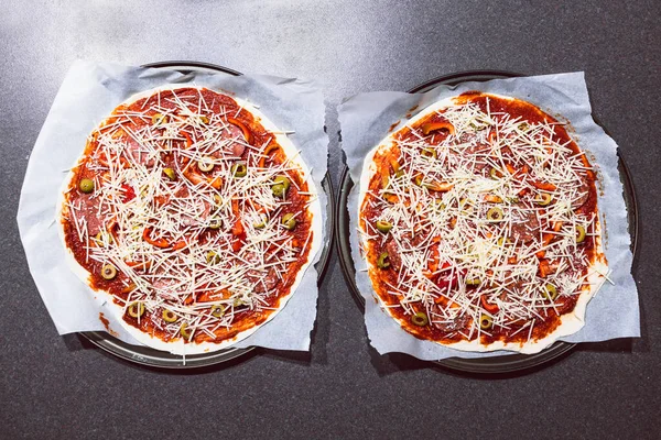 Wegańska Pizza Plastrami Salami Bazie Roślin Capsicum Zwieńczona Serem Bez — Zdjęcie stockowe