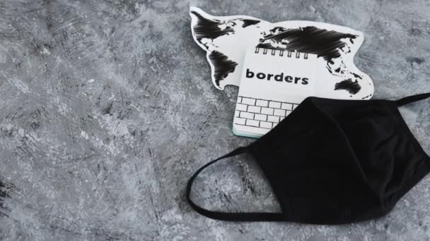 Wereldkaart Met Gezichtsmasker Naast Borders Tekst Reisindustrie Covid — Stockvideo