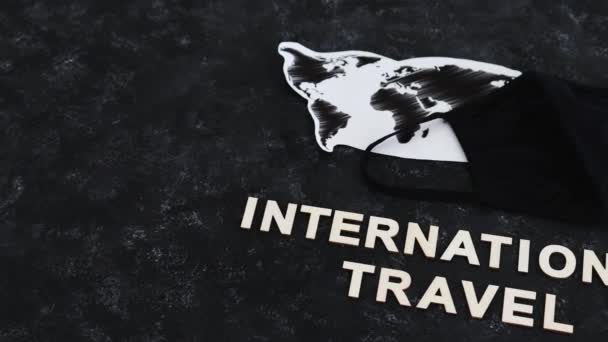 Uluslararası Seyahat Metni Yüz Maskesi Olan Dünya Haritası Covid Salgınından — Stok video