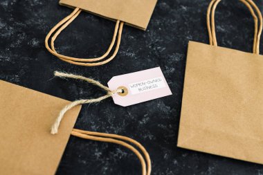 Rakiplerin çantalarıyla çevrili alışveriş çantasındaki kadın etiketi, eşitliği destekleme kavramı