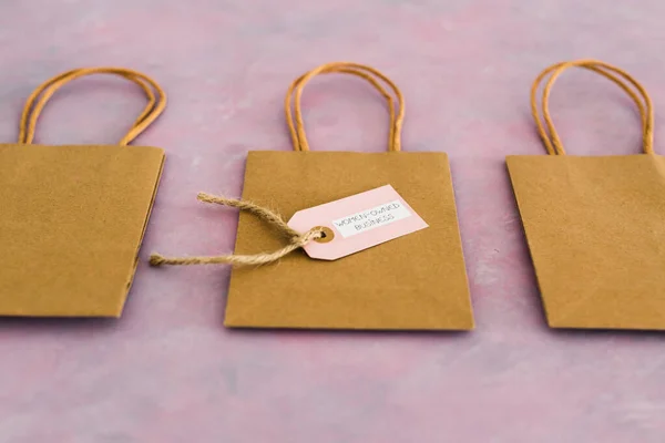 Business Tag Voor Vrouwen Boodschappentas Omringd Door Tassen Van Concurrenten — Stockfoto