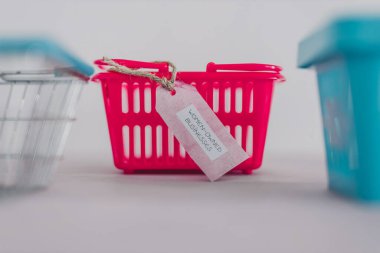 Eşitliği ve fırsat eşitliğini destekleyen, yarışmacı mavi olanlar arasında pembe alışveriş sepetine sahip kadınlara ait şirketler etiketi