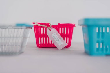 Eşitliği ve fırsat eşitliğini destekleyen, yarışmacı mavi olanlar arasında pembe alışveriş sepetine sahip kadınlara ait şirketler etiketi