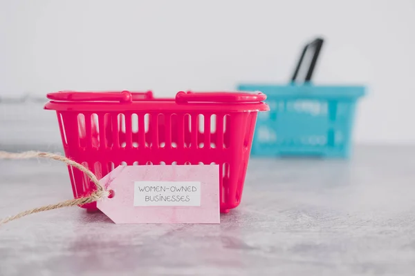 Empresas Propiedad Mujeres Etiquetan Con Cesta Compra Rosa Entre Los — Foto de Stock