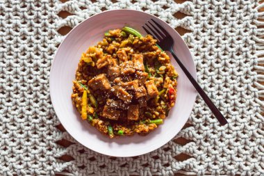 Vejetaryen Kore teriyaki yapışkan tofu ile karıştırılmış sebzeler, sağlıklı bitki bazlı yemek tarifleri.
