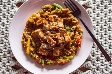 Vejetaryen Kore teriyaki yapışkan tofu ile karıştırılmış sebzeler, sağlıklı bitki bazlı yemek tarifleri.