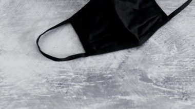 Covid-19 salgını sırasında hava yolculuğu, havaalanı tarzı kalkış yüz maskesi ve aşısı ile imzalanır.