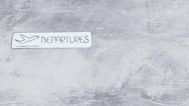 Covid-19 salgını sırasında hava yolculuğu, havaalanı tarzı kalkış yüz maskesi ve aşısı ile imzalanır.