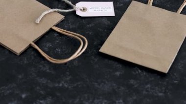 Rakiplerin çantalarıyla çevrili alışveriş çantasındaki kadın işyeri etiketi, eşitliği destekliyor