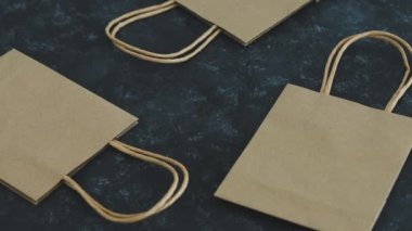 Rakiplerin çantalarıyla çevrili alışveriş çantasındaki kadın işyeri etiketi, eşitliği destekliyor