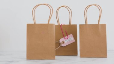 Rakiplerin çantalarıyla çevrili alışveriş çantasındaki kadın işyeri etiketi, eşitliği destekliyor