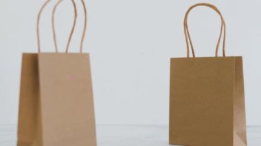 Rakiplerin çantalarıyla çevrili alışveriş çantasındaki kadın işyeri etiketi, eşitliği destekliyor