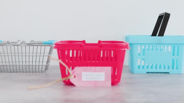 Мітка Жіночого Бізнесу Рожевим Кошиком Покупок Серед Синіх Конкурентів Підтримують — стокове відео
