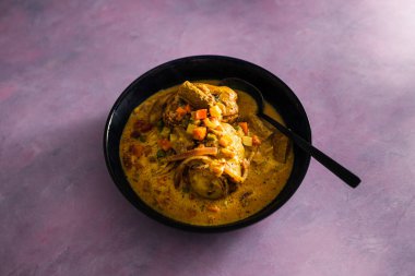 Köri soslu ve karışık sebzeli vejetaryen kızartması, sağlıklı bitki temelli yemek tarifleri.