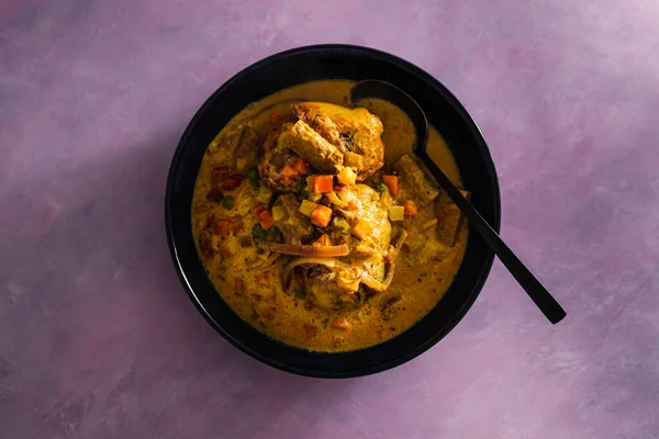 Pommes Terre Entières Rôties Végétaliennes Avec Sauce Curry Légumes Mélangés — Photo