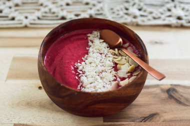 Vejetaryen smoothie kasesi ahudududulu vanilyalı yulaf sütü üzerine kakao ve hindistan cevizi gevreği, sağlıklı bitki temelli yemek tarifleri.