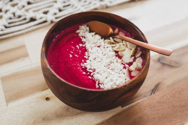 Vejetaryen smoothie kasesi ahudududulu vanilyalı yulaf sütü üzerine kakao ve hindistan cevizi gevreği, sağlıklı bitki temelli yemek tarifleri.