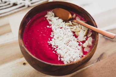 Vejetaryen smoothie kasesi ahudududulu vanilyalı yulaf sütü üzerine kakao ve hindistan cevizi gevreği, sağlıklı bitki temelli yemek tarifleri.