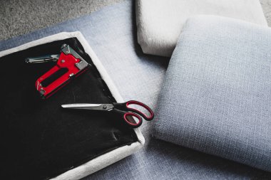 Koltuk minderlerini serin gri keten, diy ve mobilyalarla yenilemek için döşeme yenileme işlemi