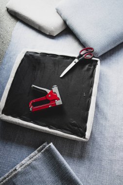 Koltuk minderlerini serin gri keten, diy ve mobilyalarla yenilemek için döşeme yenileme işlemi