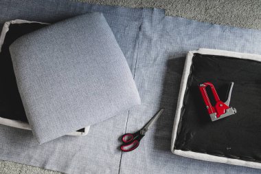 Koltuk minderlerini serin gri keten, diy ve mobilyalarla yenilemek için döşeme yenileme işlemi