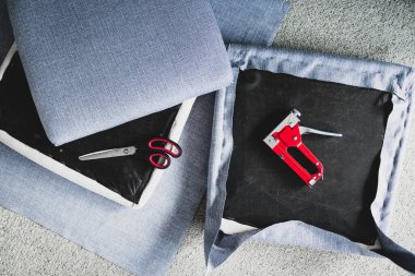 Koltuk minderlerini serin gri keten, diy ve mobilyalarla yenilemek için döşeme yenileme işlemi