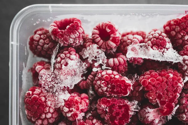冰冻覆盆子与可见冰块的特写 健康的植物食物配方 — 图库照片