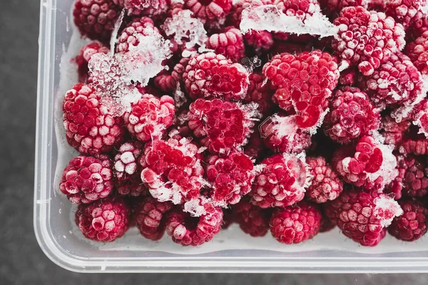 Gefrorene Himbeeren Nahaufnahme Mit Sichtbarem Eis Gesunde Pflanzliche Lebensmittelrezepte — Stockfoto