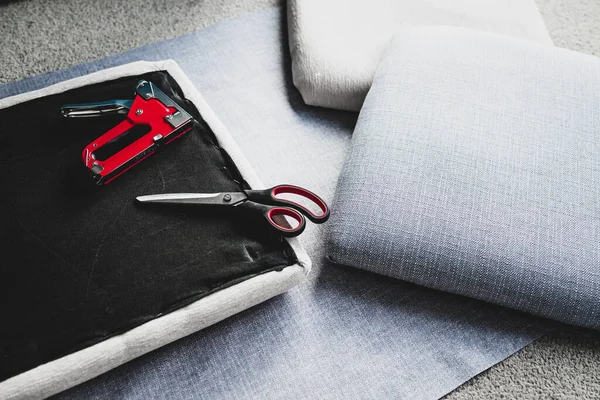 Koltuk minderlerini serin gri keten, diy ve mobilyalarla yenilemek için döşeme yenileme işlemi