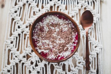 Vejetaryen smoothie kasesi ahudududulu vanilyalı yulaf sütü üzerine kakao ve hindistan cevizi gevreği, sağlıklı bitki temelli gıda konsepti.