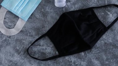 Aşı ampulü farklı türde maske, covid-19 aşı ırkı ve salgına karşı bağışıklık sistemiyle çevrili.