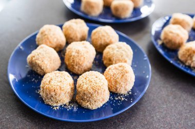 Domates soslu vegan arancini risotto topları, sağlıklı bitki temelli yemek tarifleri.