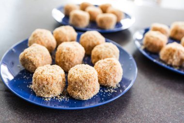 Domates soslu vegan arancini risotto topları, sağlıklı bitki temelli yemek tarifleri.
