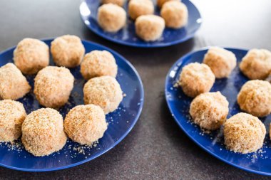 Domates soslu vegan arancini risotto topları, sağlıklı bitki temelli yemek tarifleri.