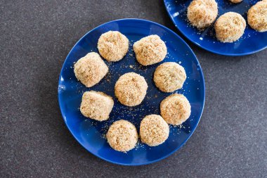 Domates soslu vegan arancini risotto topları, sağlıklı bitki temelli yemek tarifleri.