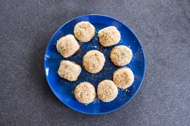 Domates soslu vegan arancini risotto topları, sağlıklı bitki temelli yemek tarifleri.