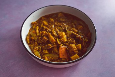 Patatesli ve karışık sebzeli vejetaryen Tayland yemeği, sağlıklı bitki temelli yemek tarifleri.