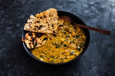 Ev yapımı sütsüz naan ekmeği ve sağlıklı bitkisel yemek tarifleriyle vejetaryen Hint sarısı köri.