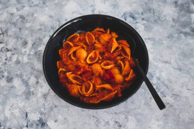 Vegan kırmızı biber soslu kabuklu makarna, sağlıklı bitki temelli yemek tarifleri.