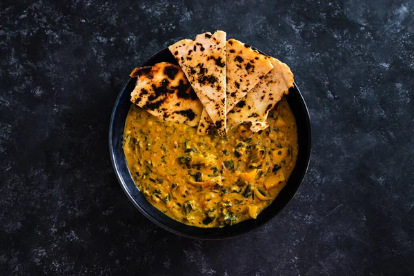 素食的印度黄咖哩 配上自制的无乳酪纳安面包 健康的植物食品配方 — 图库照片