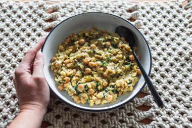 Vejetaryen patates nohut ıspanak güveci, sağlıklı bitki bazlı yemek tarifleri.
