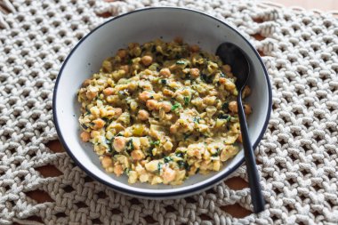 Vejetaryen patates nohut ıspanak güveci, sağlıklı bitki bazlı yemek tarifleri.